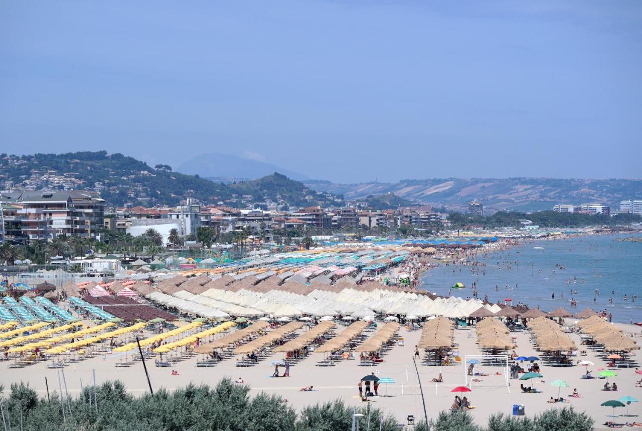 Suite113 In The Center With Beach Пескара Екстериор снимка
